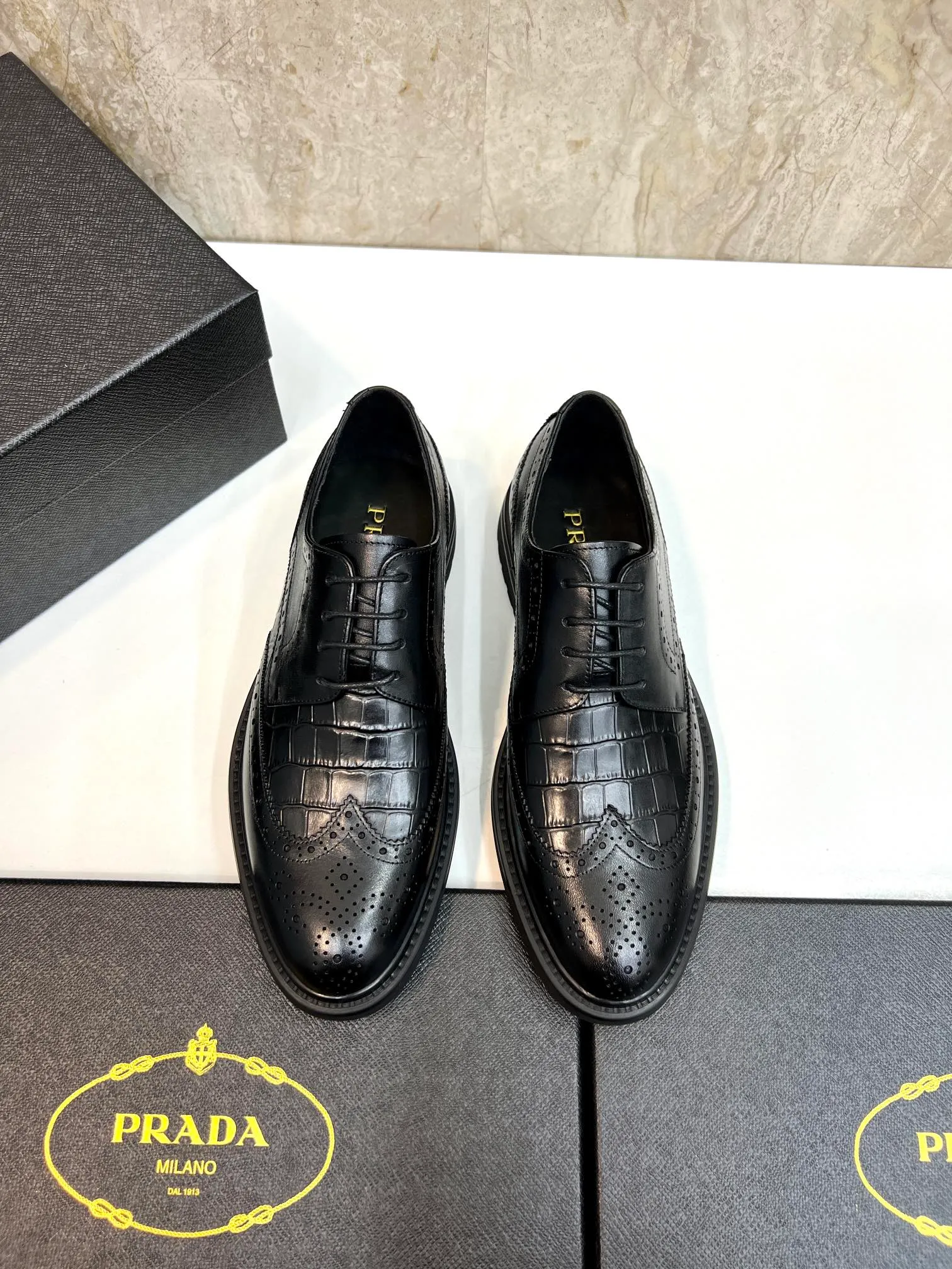 Original order quality: P580 Brand: PRADA (Prada) Standard code: Men's size 38/44 (45 can be customized) Grade: Same style as the official website High-quality men's shoes Material: Original cowhide Water-dyed cowhide lining Rubber outsole Style categories: Men's fashionable formal leather shoes Slip-on men's shoes series Young fashion European and American trends British style Top luxury Color: Actual picture